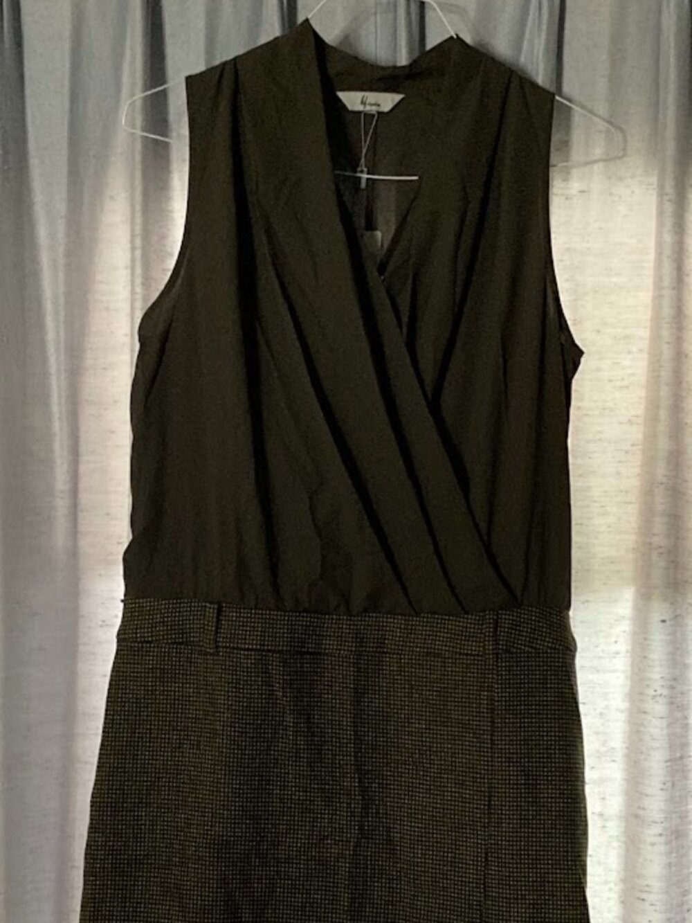#00012 30.6% Wool Stylish and sophisticated sleeveless color-block dress
